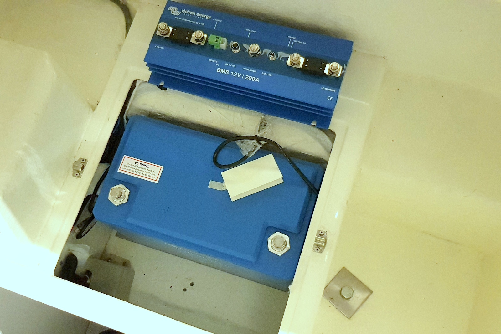 Installation de batterie Smart Lithium Victron dans un camping car ...